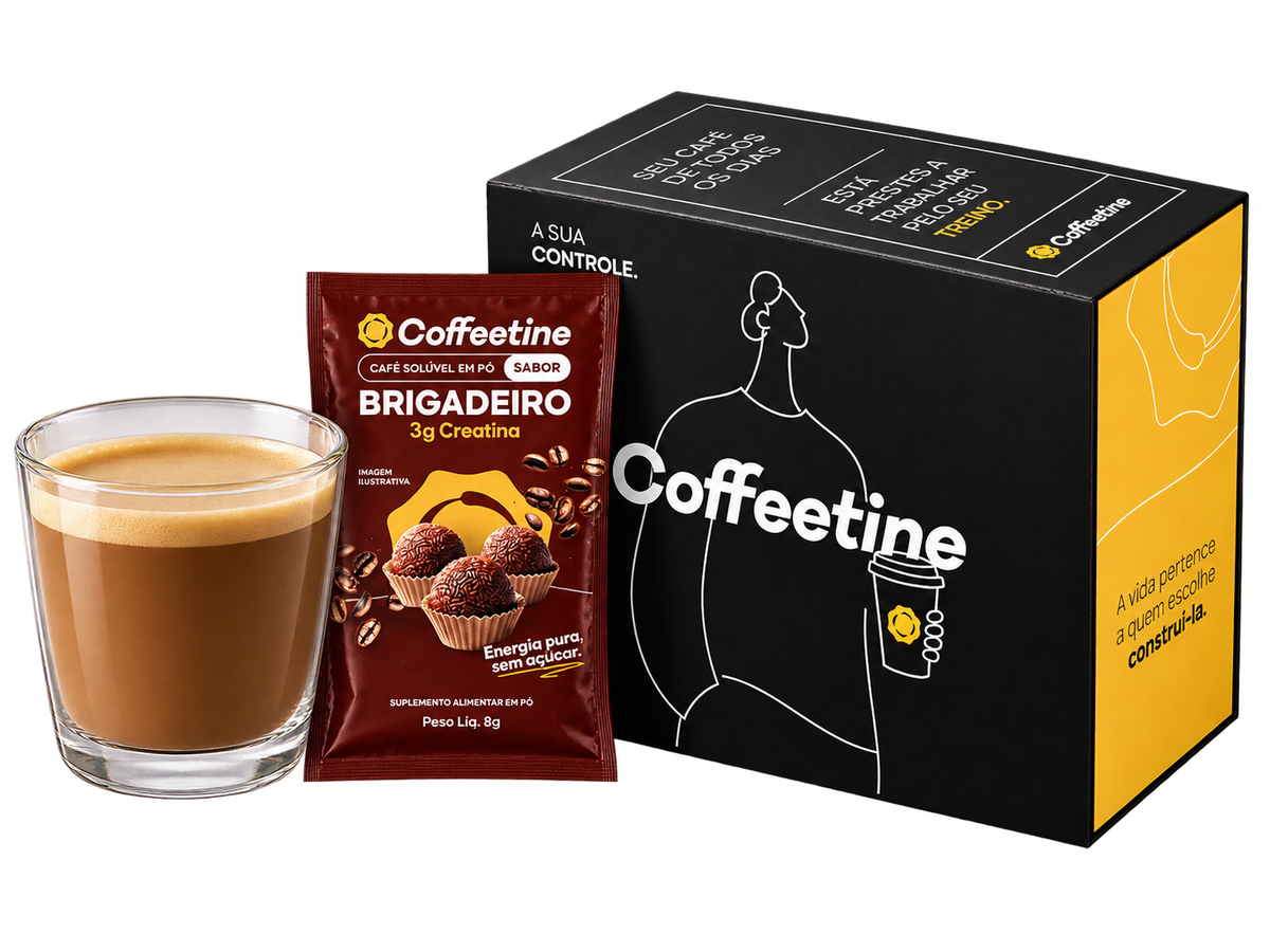 Café com creatina Coffeetine pronto na xícara, cremoso, com o sachê ao lado